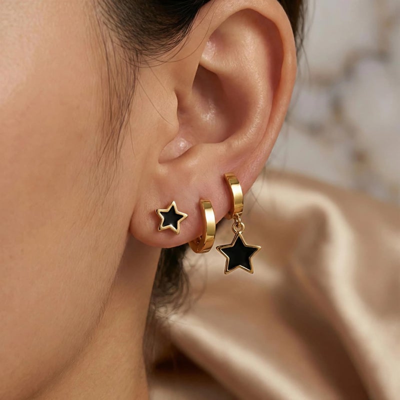 طقم ٣ أزواج حلقان نجوم أسود وذهبي ساحر يضم: حلقات سادة، وحلقات متدلية بنجوم أنيقة. من الستانلس ستيل المقاوم للصدأ. تمنح أذنيكِ بريقاً يشبه النجوم. - Image 2